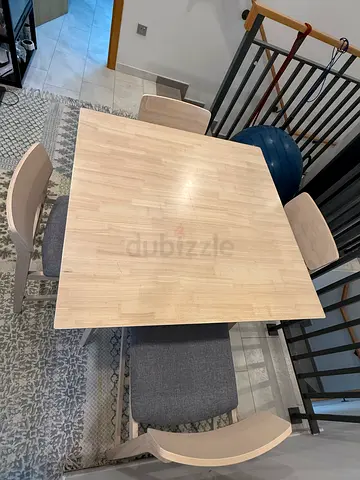 Light wood 4-seater dining table with chairs
