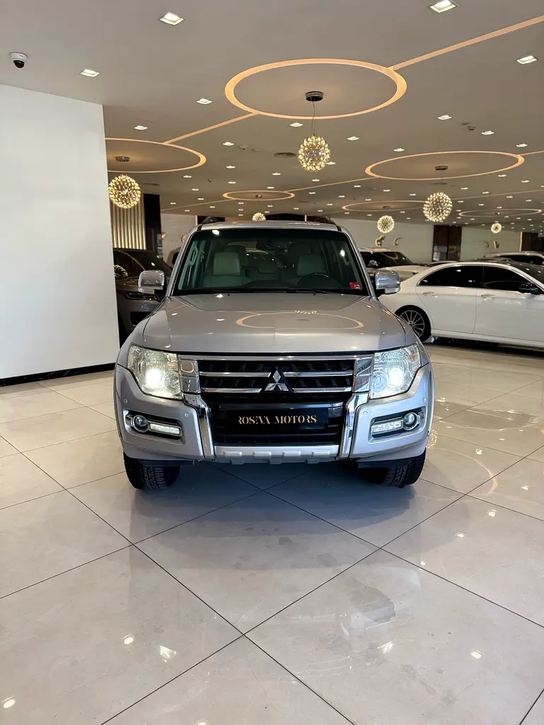 Mitsubishi Pajero 2017 — photo 1 of 15