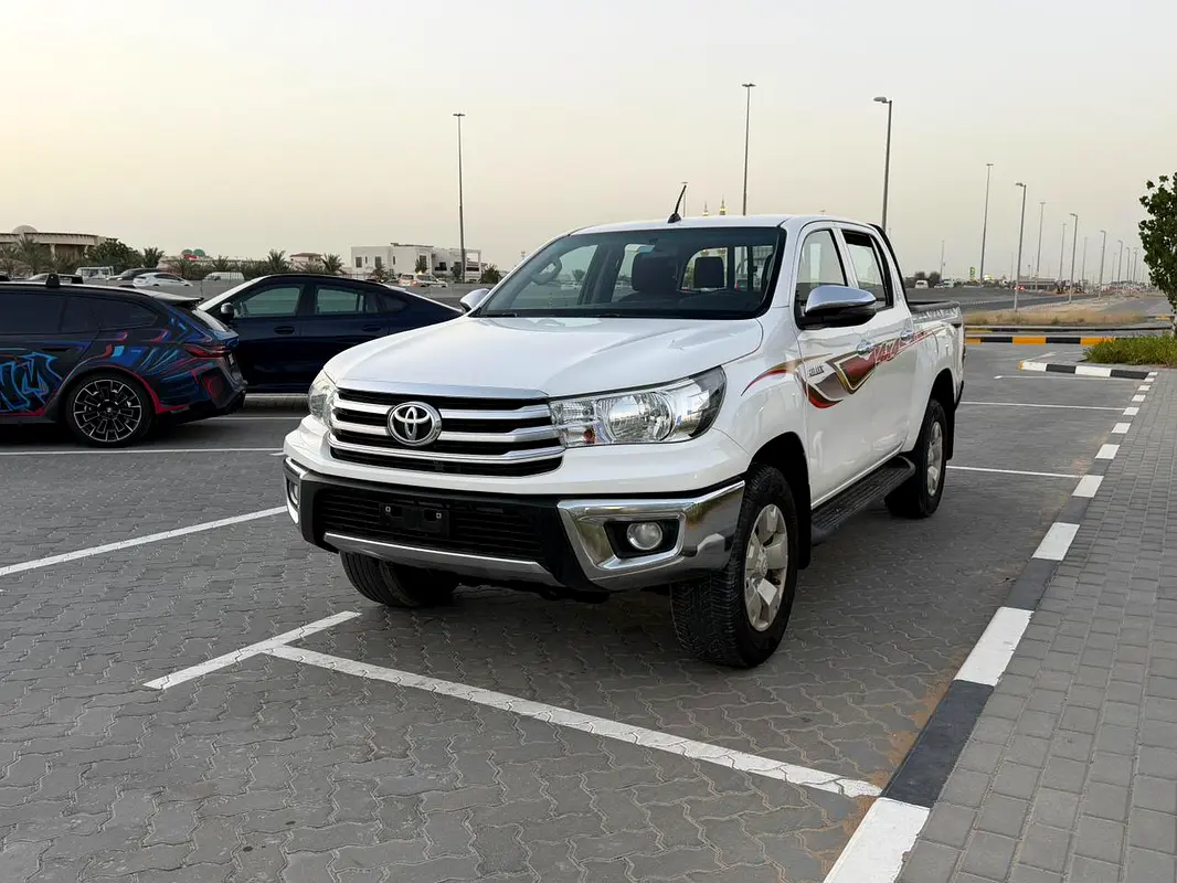Toyota Hilux 2018 — photo 1 of 13