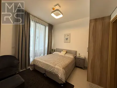 غرفة وصالة مفروشة بالكامل للإيجار في أحد أجمل وأرقى المواقع. تتميز الشقة بتصميم عصري وأثاث أنيق يوفر الراحة والخصوصية.