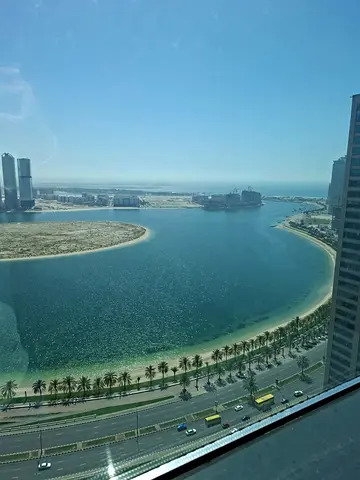 للإيجار في الخان بالشارقة غرفة وصالة واسعة مع بلكونة و2 حمام وتكييف على المالك. جيم ومسبح مجاني. الإيجار 50,000 درهم سنوياً، 4 دفعات، تأمين 5%.