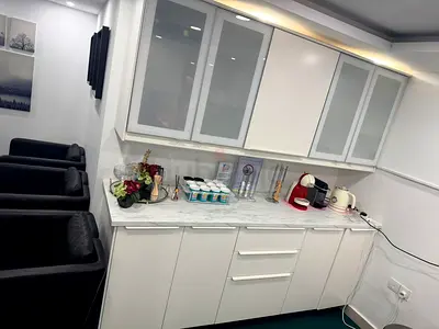 White kitchen cabinets with marble-effect countertop - Excellent condition