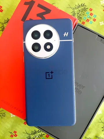 Oneplus 13 with full kit in brand new condition. Additional accessories worth 300dhs with the kit.