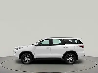 2023 Toyota FORTUNER — фото 3