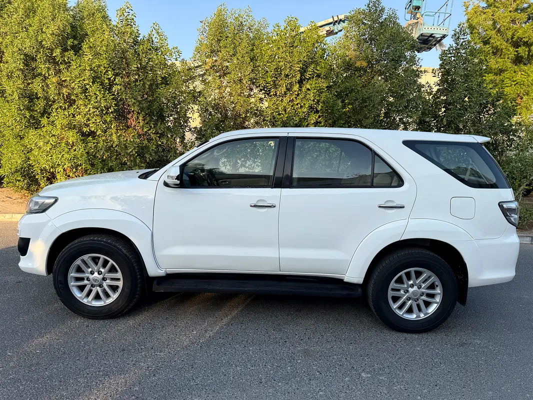 Toyota Fortuner 2015 — photo 1 of 6