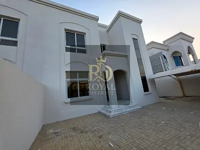 فرصة استثمارية وعائلية نادرة! | فيلتين تاون هاوس على أرض واحدة للبيع في الحوشي، الشارقة