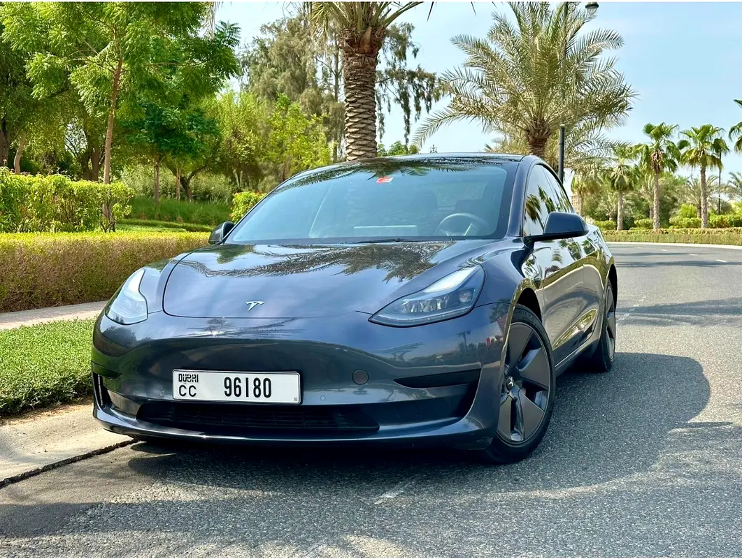 Tesla Model 3 2023 — photo 1 of 10