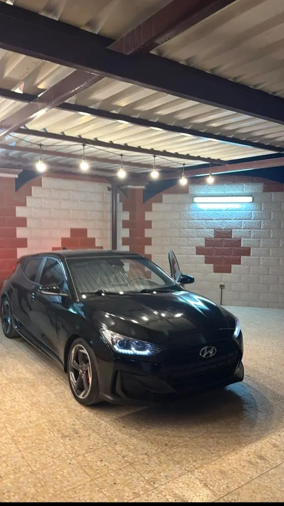 Hyundai Veloster 2019 — photo 1 of 10