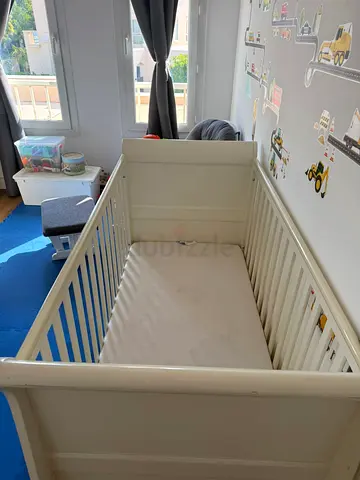 White Wooden Baby Crib in Good Condition