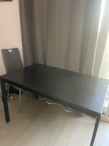 Extendable dining table