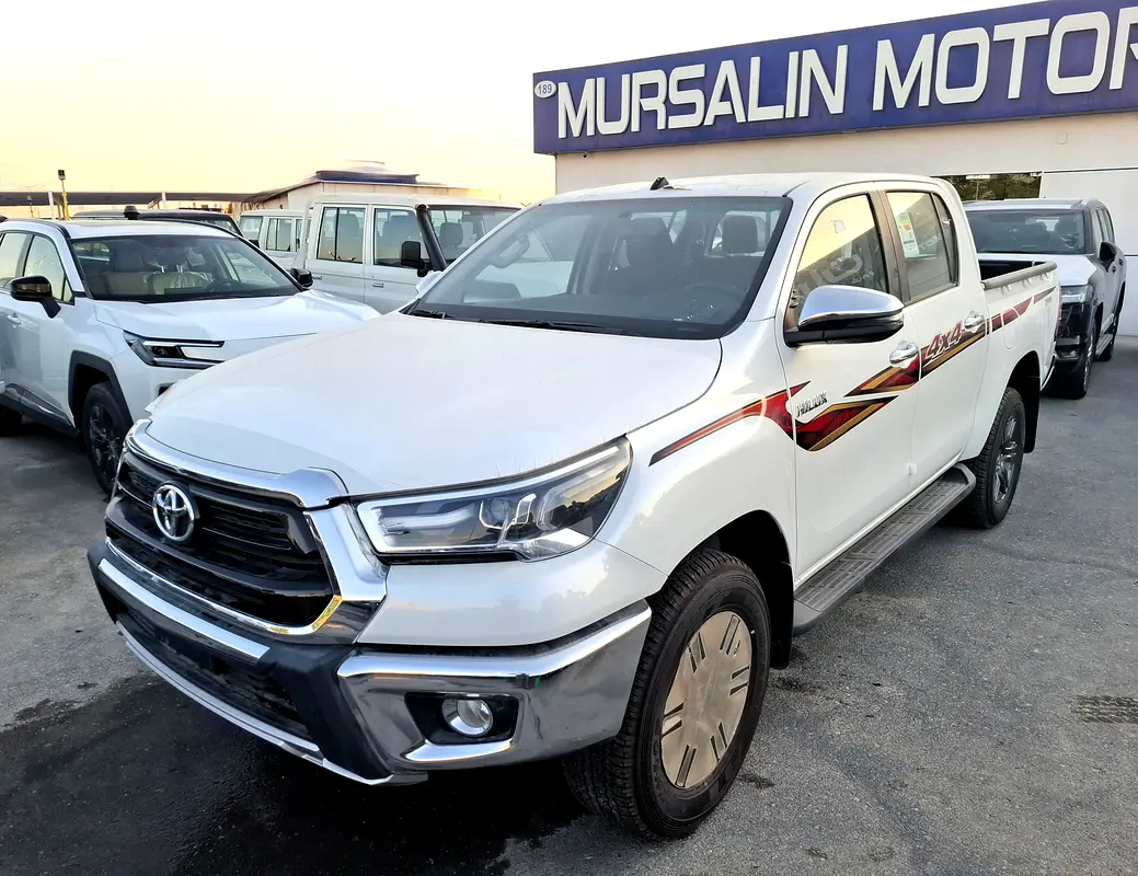 Toyota Hilux 2025 — photo 1 of 18