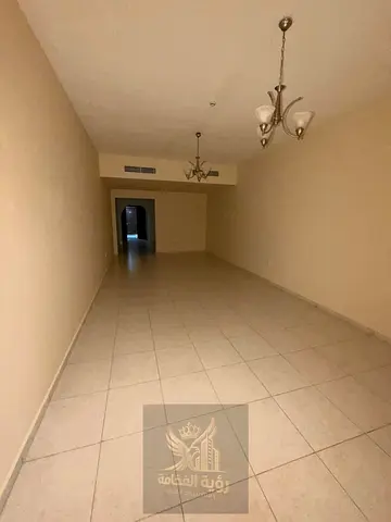شقة غرفتين وصالة مع غرفة خادمة بمساحة ممتازة وتصميم عملي يناسب العائلات، مع باركن داخل البنايه
