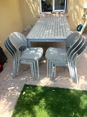 Outdoor dining table with 8 plastic chairs - extendable