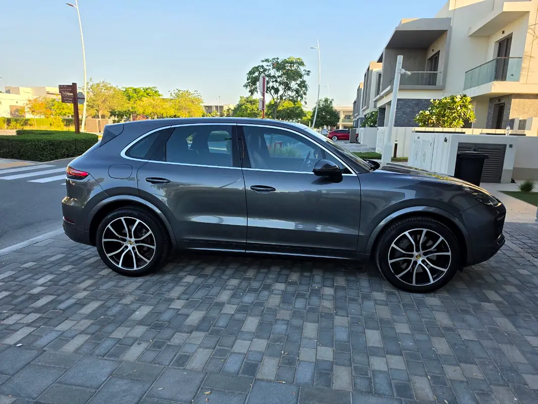 Porsche Cayenne 2019 — photo 1 of 11