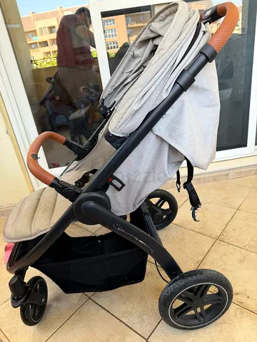 Hauck uptown Lightweight grey 4-wheel baby stroller in good condition
