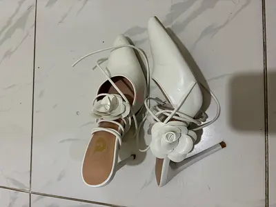 Elegant White Pointed Toe Stiletto Heels with Floral Detail
