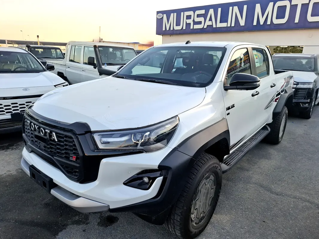 Toyota Hilux 2026 — photo 1 of 20