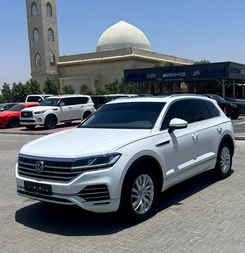 Volkswagen Touareg 2023 — photo 1 of 20