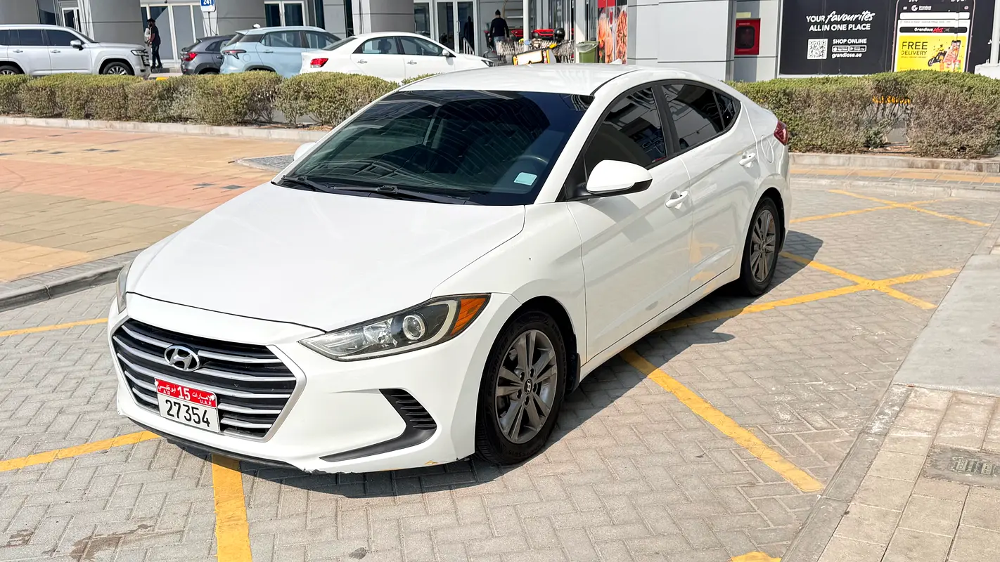 Hyundai Elantra 2017 — photo 1 of 10