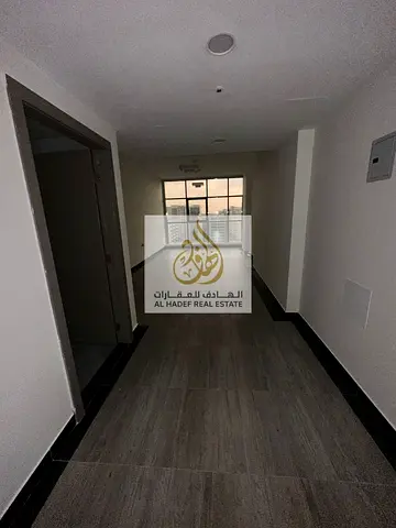 شقة 3 غرف وصالة للإيجار في التعاون الشارقة | بجوار حديقة الممزر دبي | بناء حديث بتشطيب سوبر ديلوكس | بلكونة كبيرة وخزائن بالحائط | باركن وجيم ومسبح
