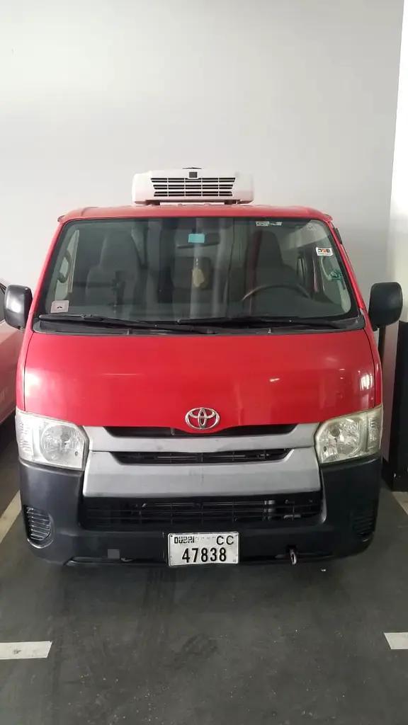 Toyota Hiace 2014 — photo 1 of 4