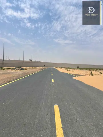 للبيع فى الشارقه   منطقه روضه القرط  قطعه ارض سكنيه / مساحه 3,659 قدم   موقع مميز جدا /  زاويه على شارعين 24 متر و 24 مترتصريح  فيلا سكنى  ارضى + 2 )