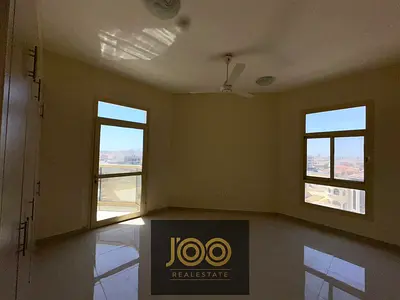 ثلاثة غرف نوم وصاله اتنين بلكونه مع خزائن بالحائط تانى ساكن قريب من مخرج محمد بن زايد بسعر ممتاز