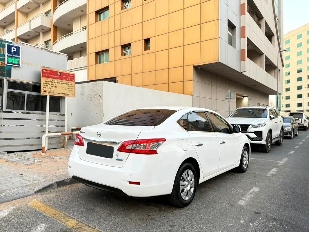 Nissan Sentra 2014 — photo 1 of 8