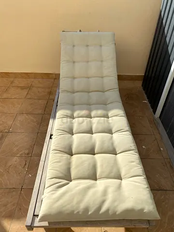 Wooden sun lounger with cushion