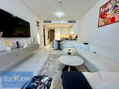 TOP FLOOR // MIDDLE UNIT // READY TO MOVE