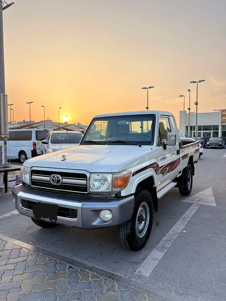 Toyota Land Cruiser 2015 — photo 1 of 11