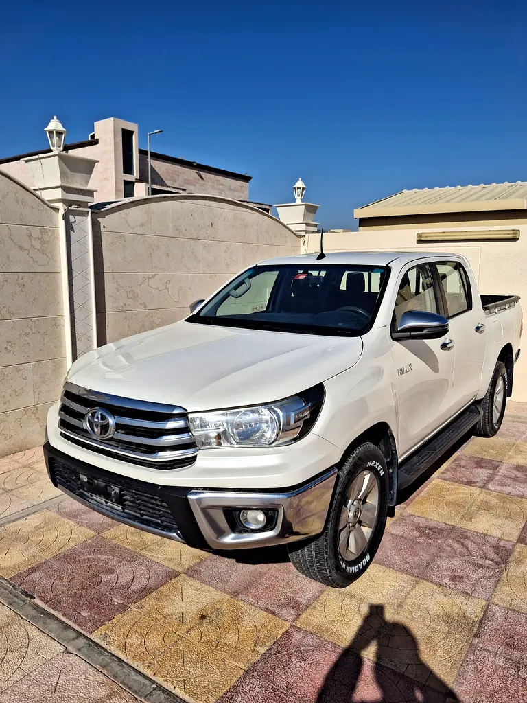 Toyota Hilux 2019 — photo 1 of 10