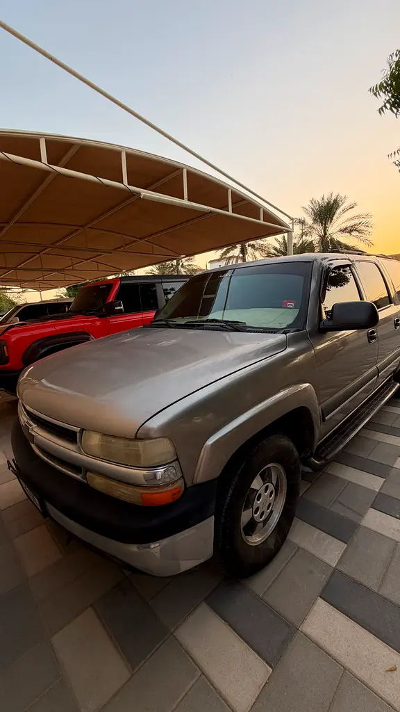 Chevrolet Suburban 2003 — photo 1 of 18