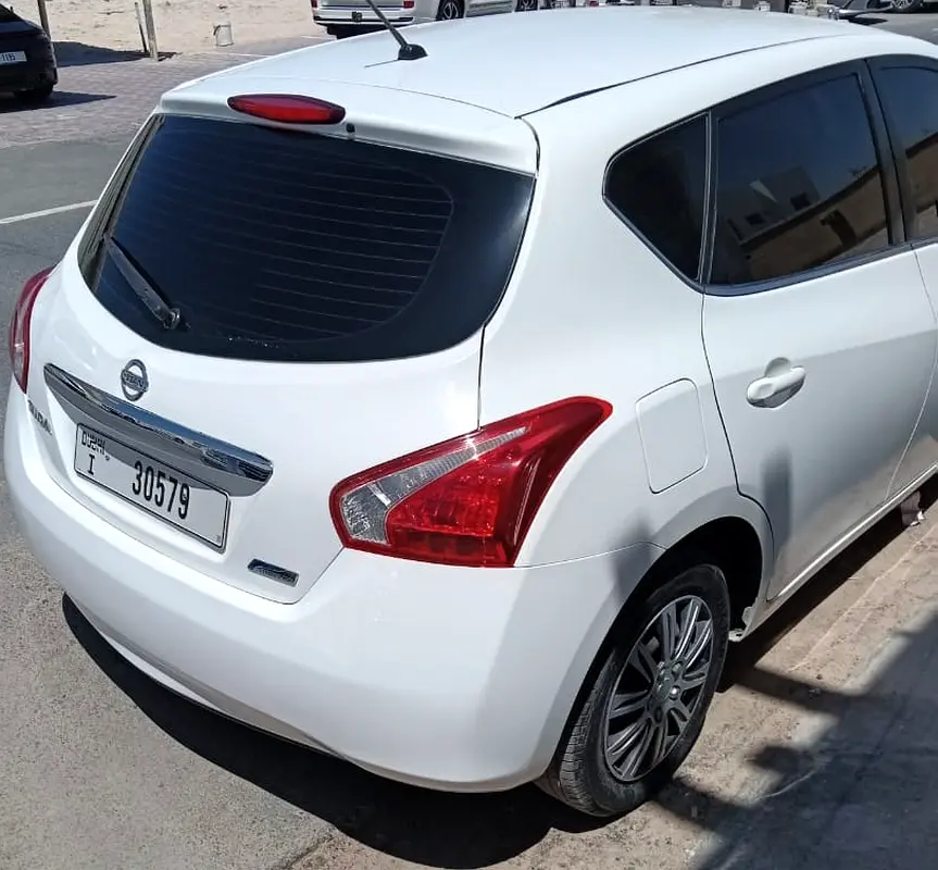 Nissan Tiida 2014 — photo 1 of 5