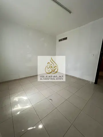 شقة غرفة وصالة للإيجار في الشارقة النباعة موقع مميز قريب من جميع الخدمات ونظام دفع مرن