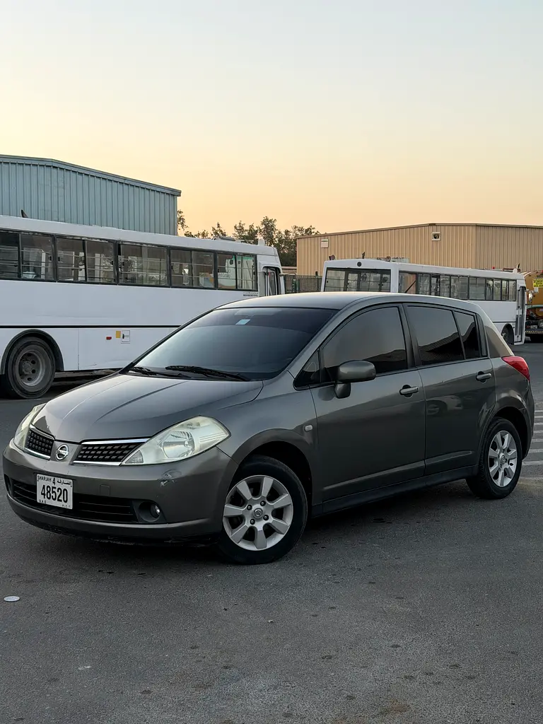 Nissan Tiida 2009 — photo 1 of 8