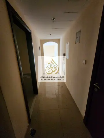 شقة غرفة وصالة للإيجار في الشارقة مويلح مع بلكونة وباركن مجاني داخل بناية عائلية وموقع مميز قريب من الخدمات