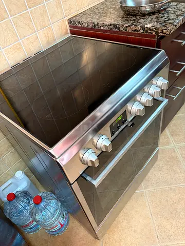 WHIRLPOOL ACMT6533IX  Electric glass-top cooker / oven in good working condition