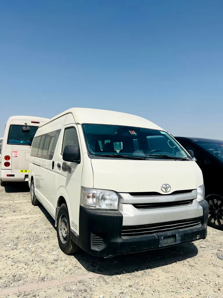 Toyota Hiace 2018 — photo 1 of 8