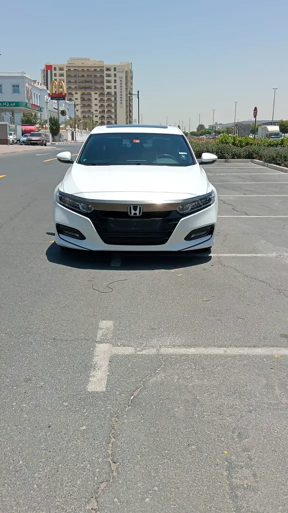 Honda Accord 2018 — photo 1 of 20
