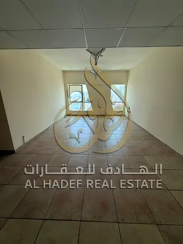 شقة 3 غرف وصالة للإيجار في المجاز 2 – على البحيرة | تكييف وصيانة مجانية | 76,000 درهم