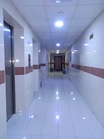 Annual rental in Ajman, Al Nuaimiya 1 opposite Al Hikma School. One-bedroom apartment with living room, kitchen, bathroom, balcony, and central AC. An
