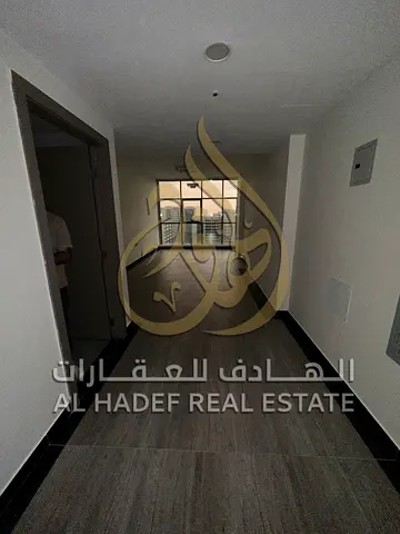 شقة عائلية راقية 3 غرف وصالة للإيجار في التعاون بموقع استثنائي بجوار حديقة الممزر ومخرج دبي تشطيب ديلوكس مع موقف ومسبح وجيم مجاناً خدمات مجانية بالكام