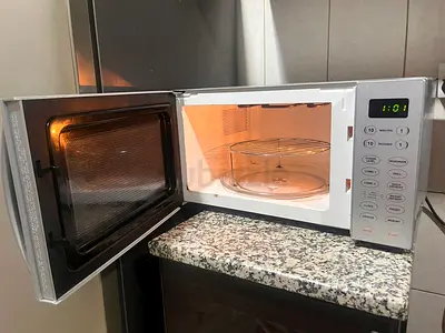 Used Whirlpool Microwave Oven - 20L, Good Working Condition