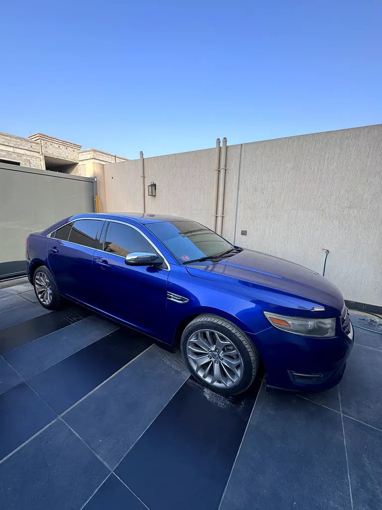 Ford Taurus 2015 — photo 1 of 12
