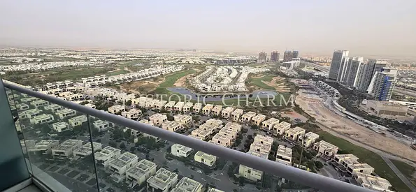 استوديو بالطابق العلوي | مفروش | شرفة مطلة على الجولف ووسط المدينة