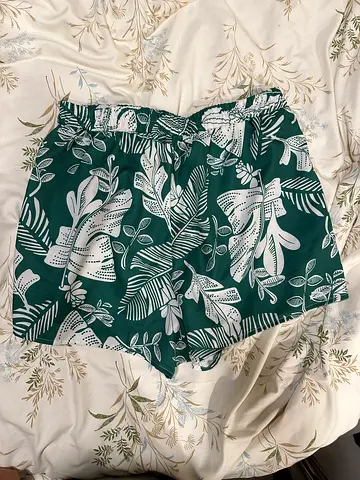 Green tropical print casual shorts - size L