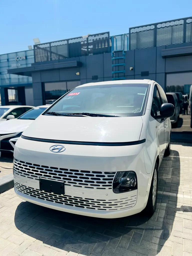 Hyundai Staria 2023 — photo 1 of 9