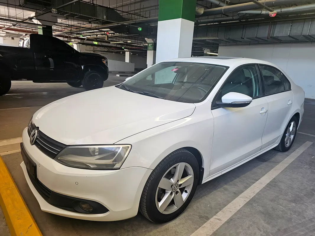 Volkswagen Jetta 2015 — photo 1 of 4