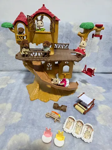 Sylvanian family adventure tree house toy. With extra accessories and family members